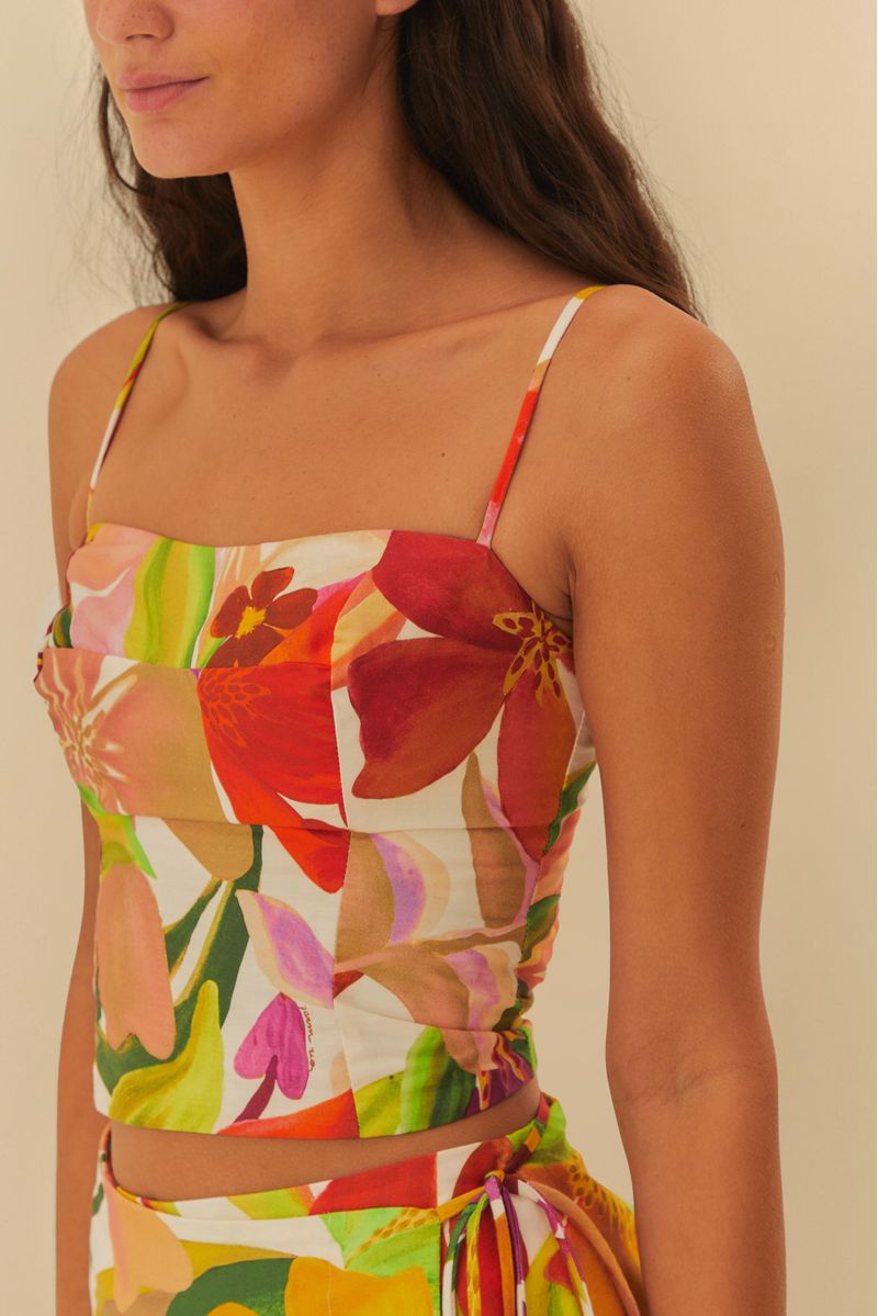 Detalle de la blusa estampada floral con tirantes finos y tejido ligero, vista lateral.
