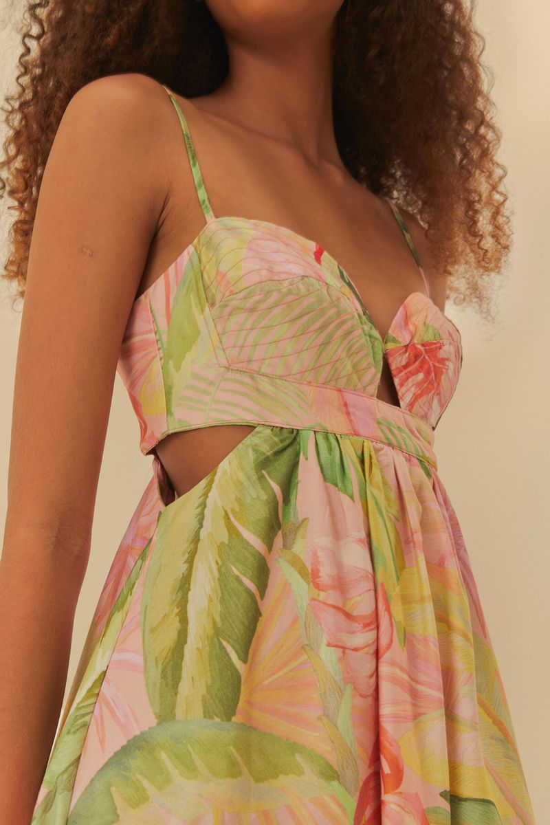 Detalle del escote en forma de corazón y los tirantes ajustables del vestido estampado.