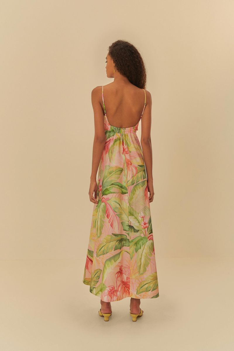 Vista trasera del vestido largo estampado, mostrando el diseño fluido y el estampado vibrante.