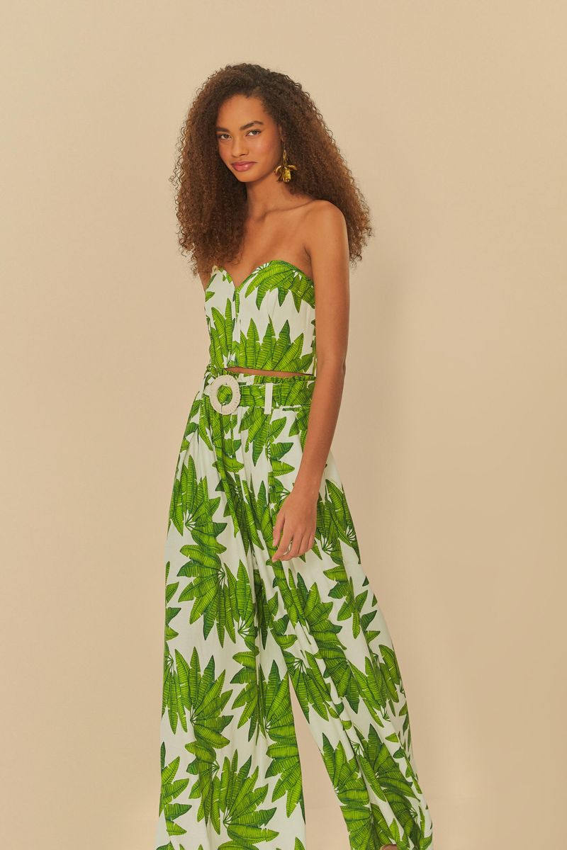 Vista-frontal-del-pantalon-Leque-De-Palmeira-con-estampado-tropical-de-palmeras-en-tonos-verdes-sobre-fondo-blanco.