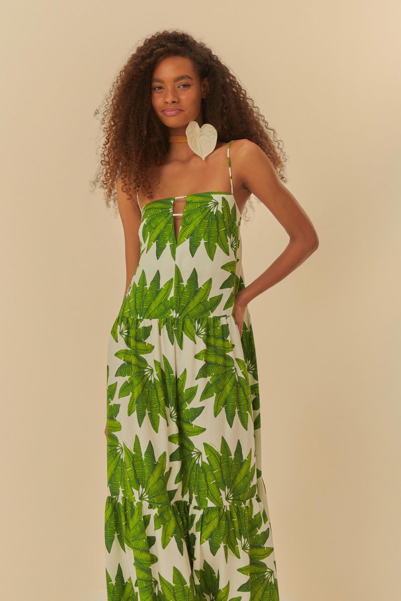 Detalle del vestido mostrando el diseño de hojas verdes y el escote frontal con abertura.