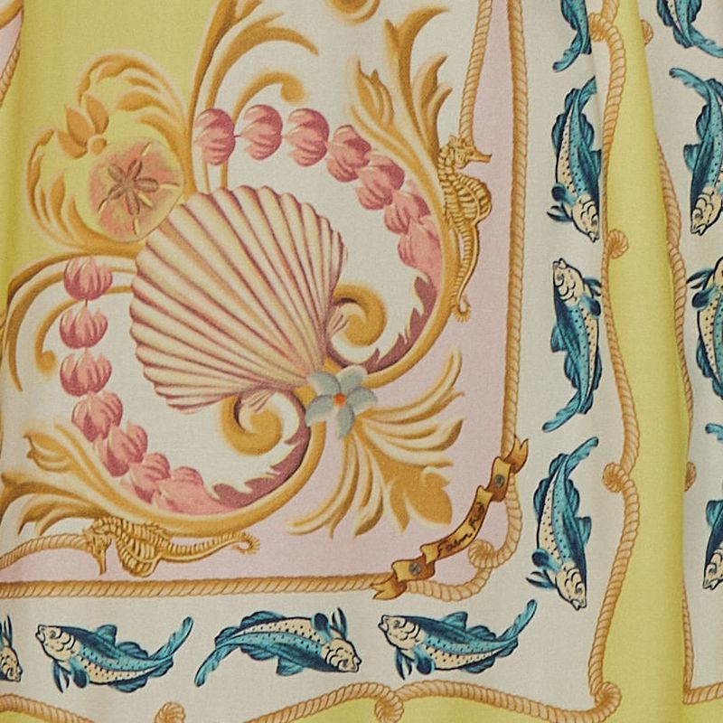 Detalle-del-diseño-del-vestido-largo-estampado-mostrando-los-patrones-y-colores-vibrantes.