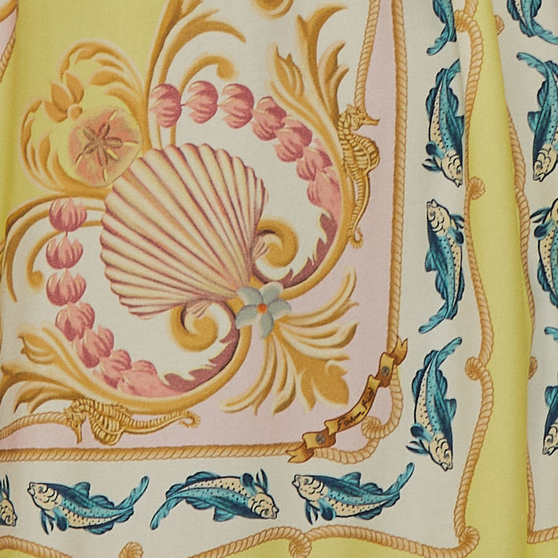 Detalle-del-diseño-del-vestido-largo-estampado-mostrando-los-patrones-y-colores-vibrantes.