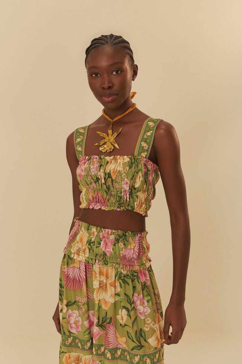 Top floral con tirantes anchos y escote cuadrado, visto de frente.