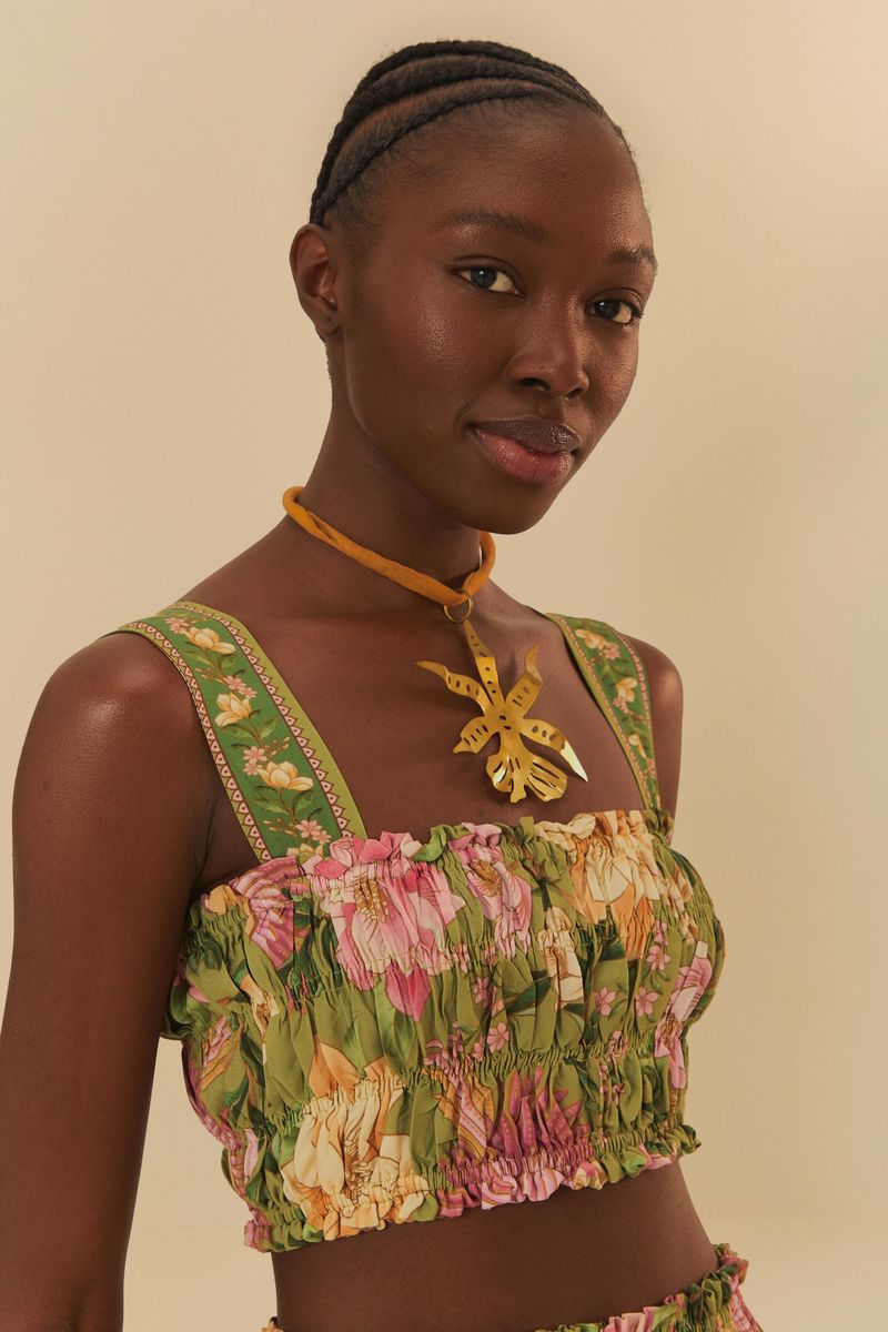 Primer plano del top floral con detalles de estampado tropical.