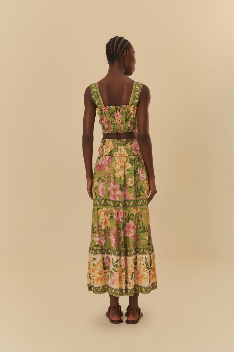 Vista trasera del conjunto floral con top y falda larga.