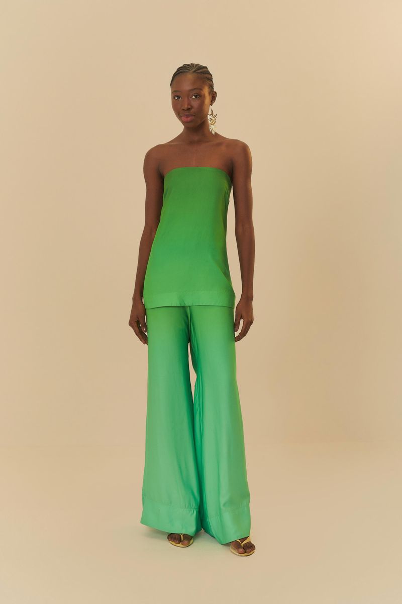 Modelo-en-pose-frontal-usando-mono-verde-solido-destacando-el-caimiento-suelto.