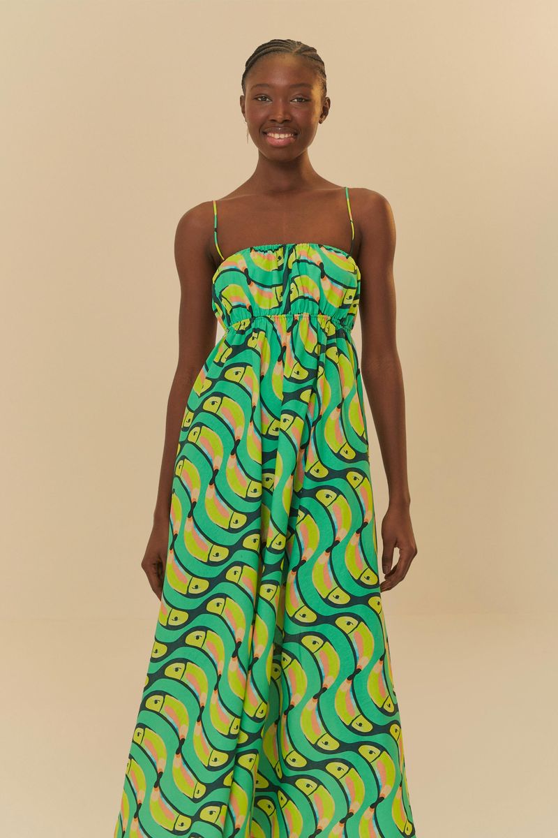 Vestido estampado con tirantes finos ajustables y escote recto, mostrado de frente.