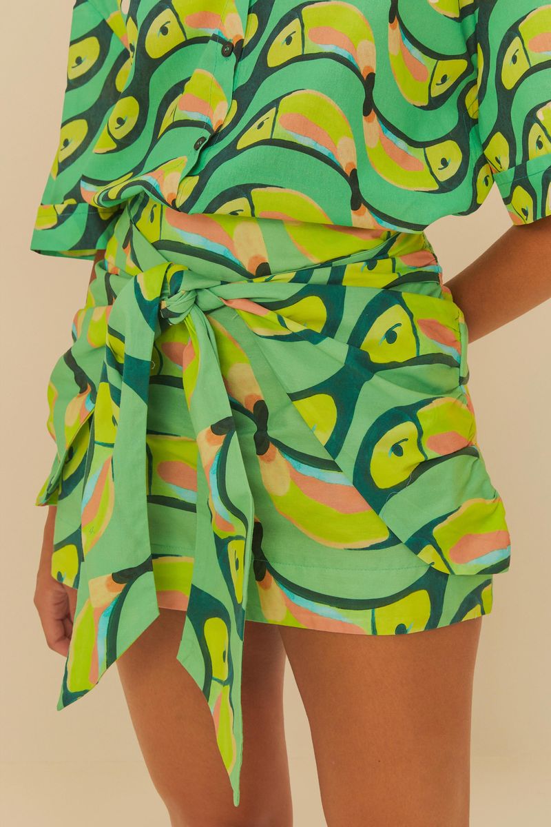 Detalle de la cintura alta con amarre del pantalón estampado.
