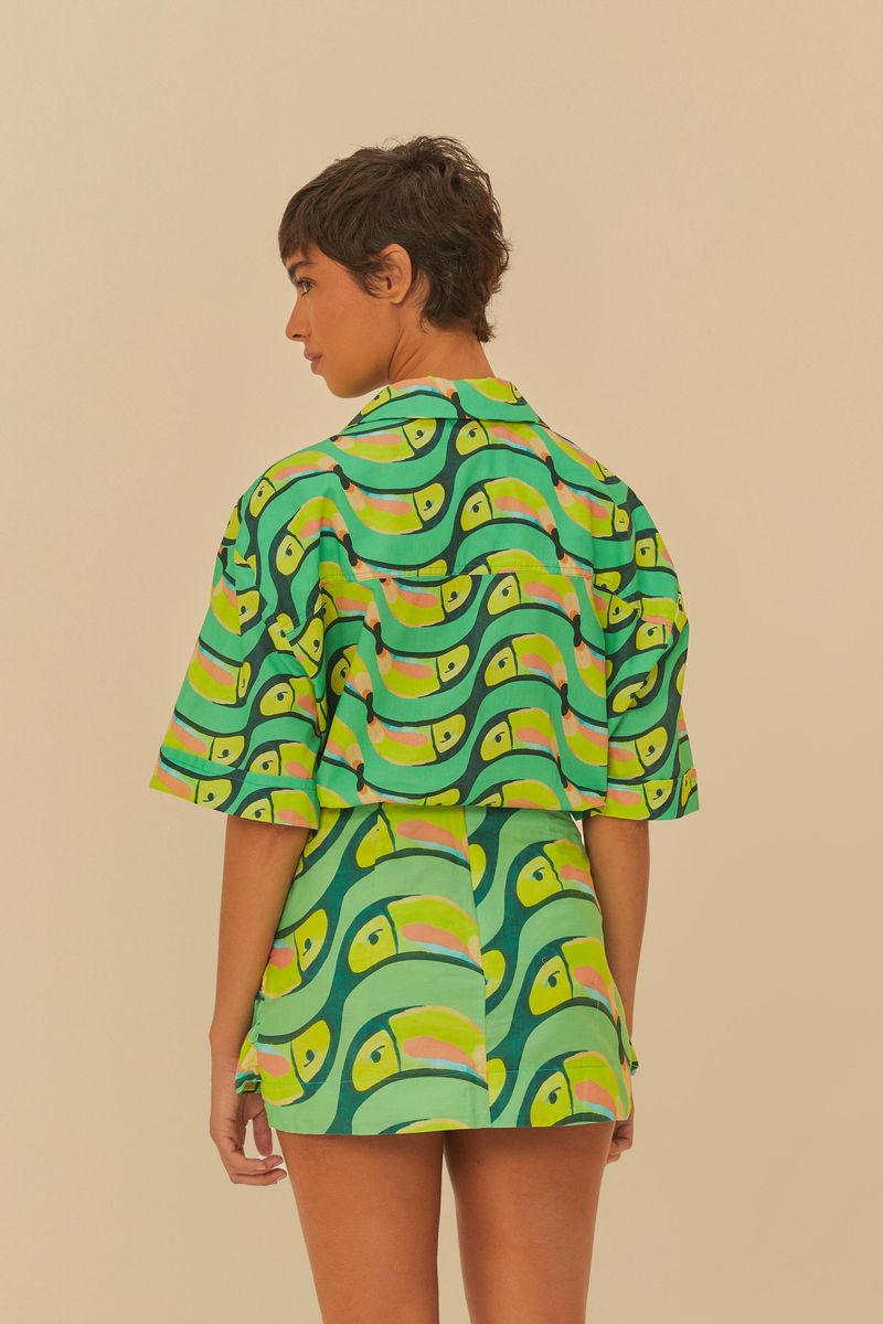 Vista trasera del pantalón estampado con diseño tropical.