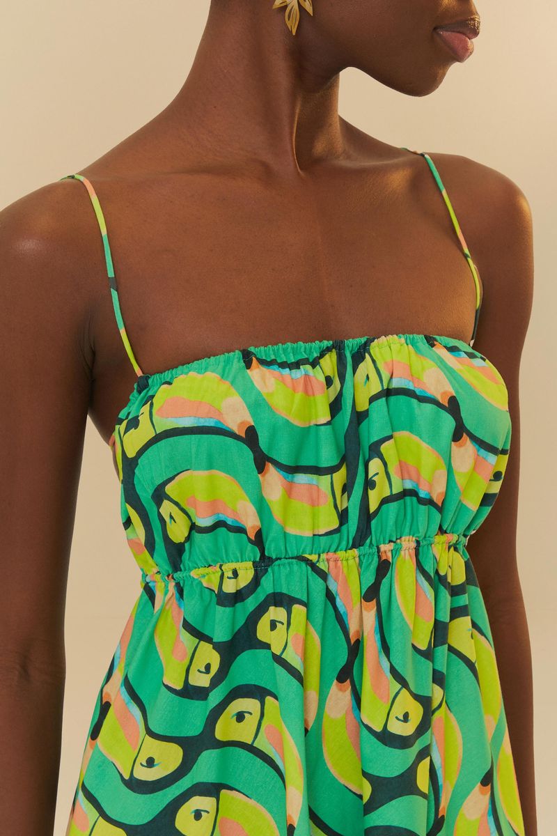 Detalle del tejido estampado del vestido, mostrando el diseño y los colores.