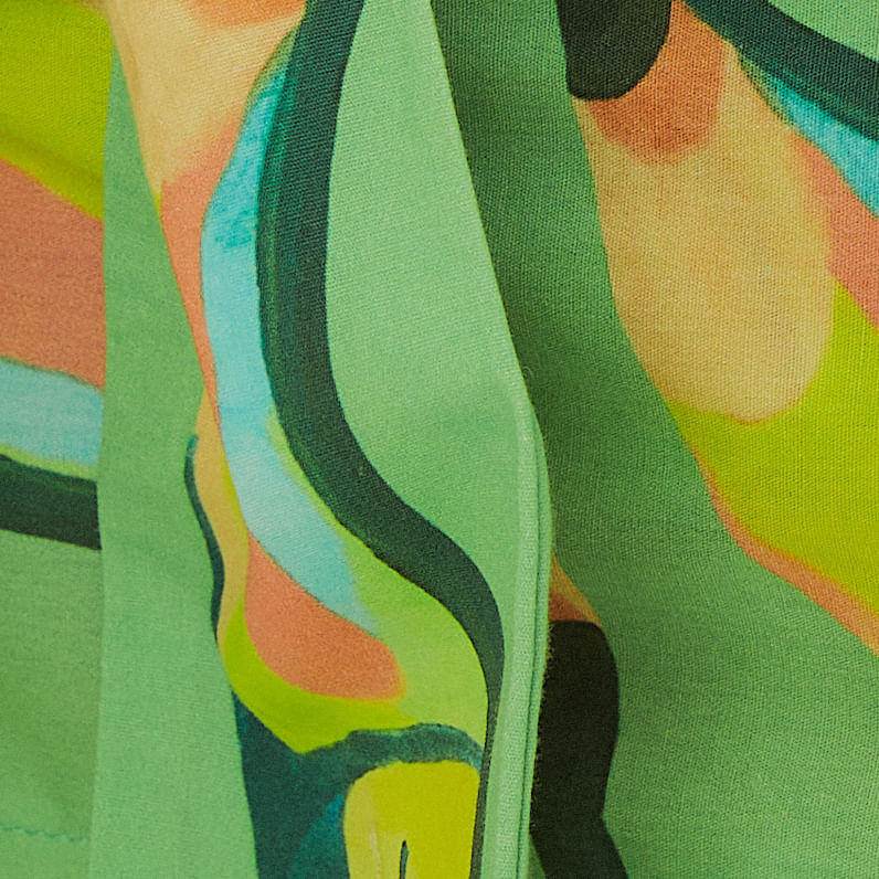 Primer-plano-del-estampado-tropical-con-tucanes-en-colores-vibrantes.