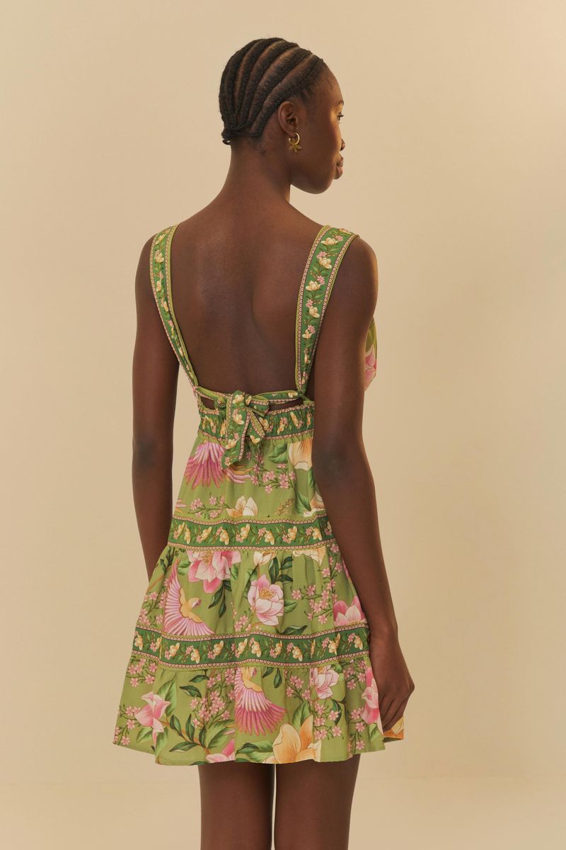 Vista trasera del vestido corto con lazo ajustable en la parte de atrás y estampado floral.