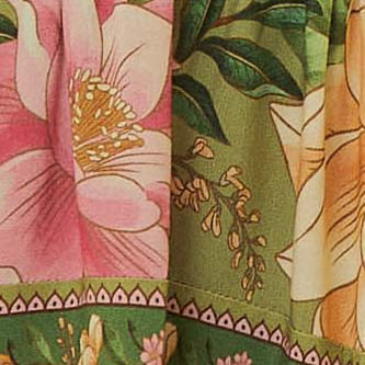 Detalle-de-la-falda-del-vestido-con-estampado-floral-y-borde-de-capas.