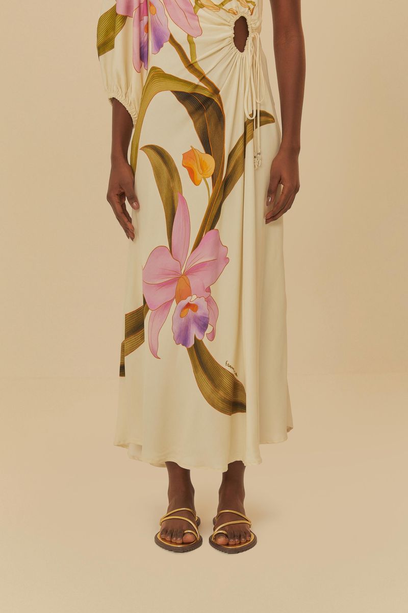 Vestido largo con estampado floral y sandalia dorada en modelo de tiras.