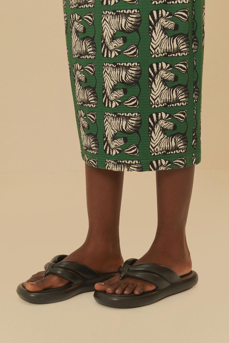 Primer plano de las sandalias negras usadas por una persona.