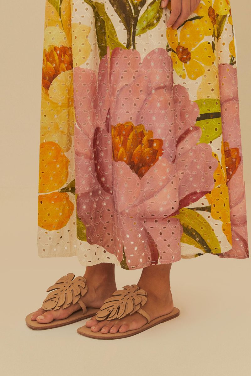 Detalle del vestido estampado y las sandalias Max Monstera.