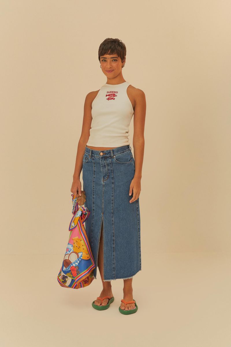 Modelo usando chanclas casuales con suela verde y correas naranjas.