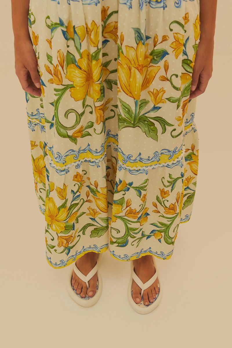 Sandalias estampadas con detalles botánicos en azul y beige.