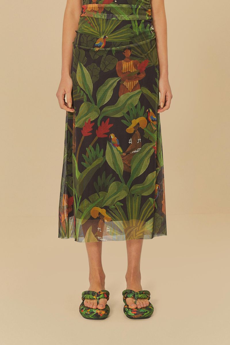 Imagen de una modelo vistiendo un vestido estampado tropical y sandalias flatform combinadas.