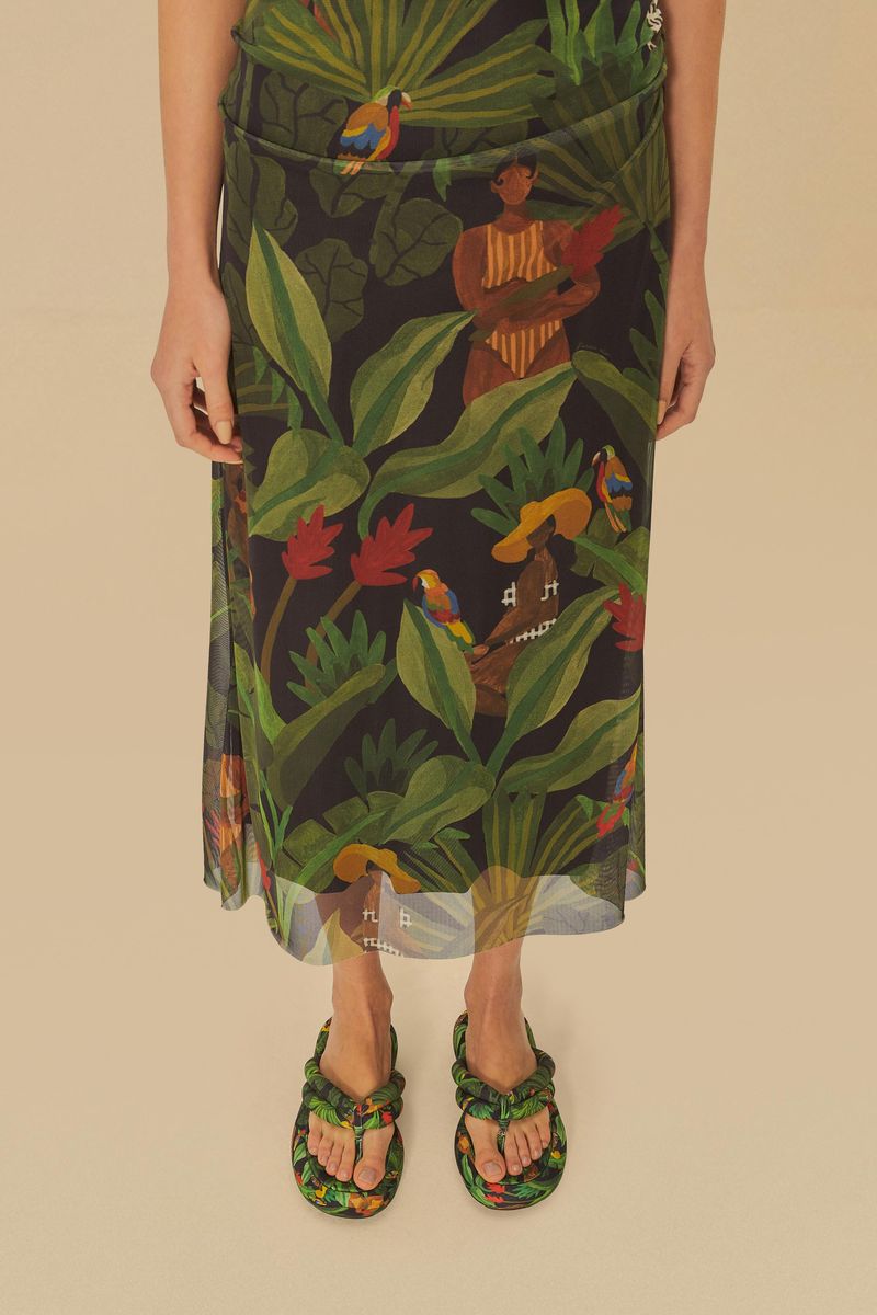 Detalle de las sandalias flatform con estampado tropical.