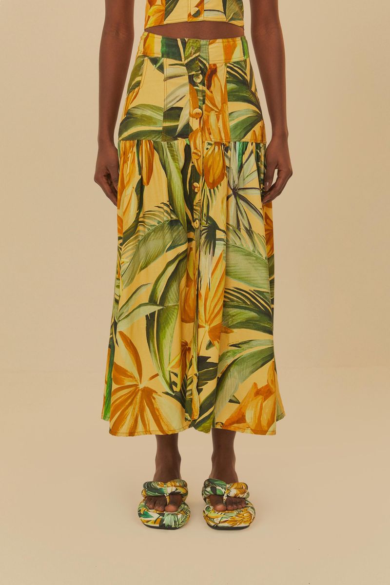 Imagen de un chinelo flatform estampado con diseño tropical, destacando bananas y follajes.