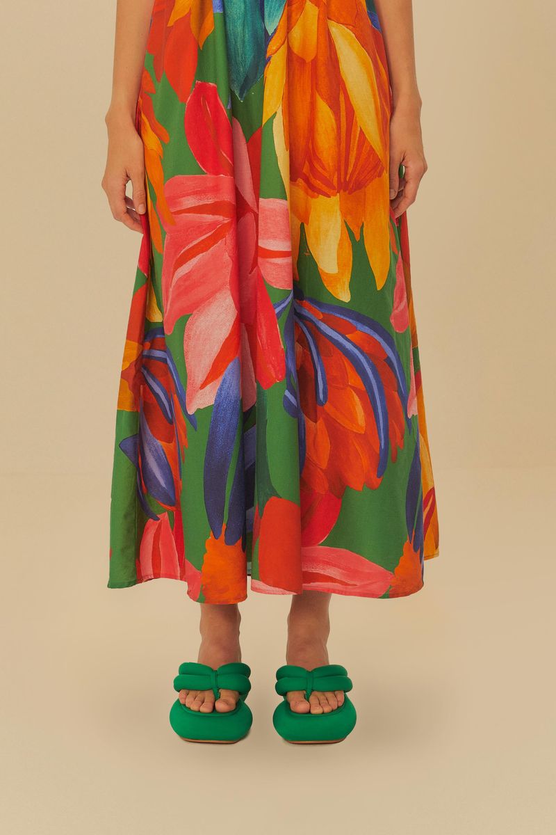Mujer-usando-un-vestido-largo-estampado-con-flores-coloridas-combinando-con-chinelos-flatform-verdes
