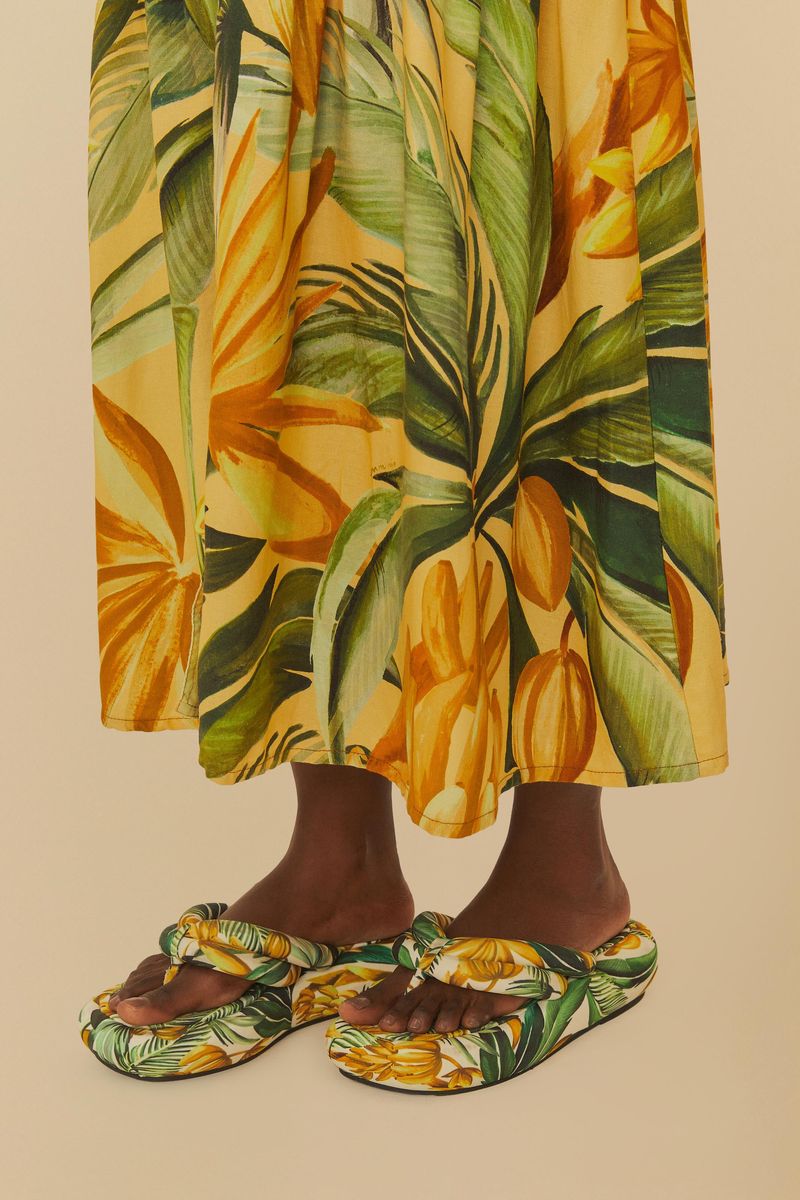 Vista superior del chinelo flatform con estampado de bananas y follajes.