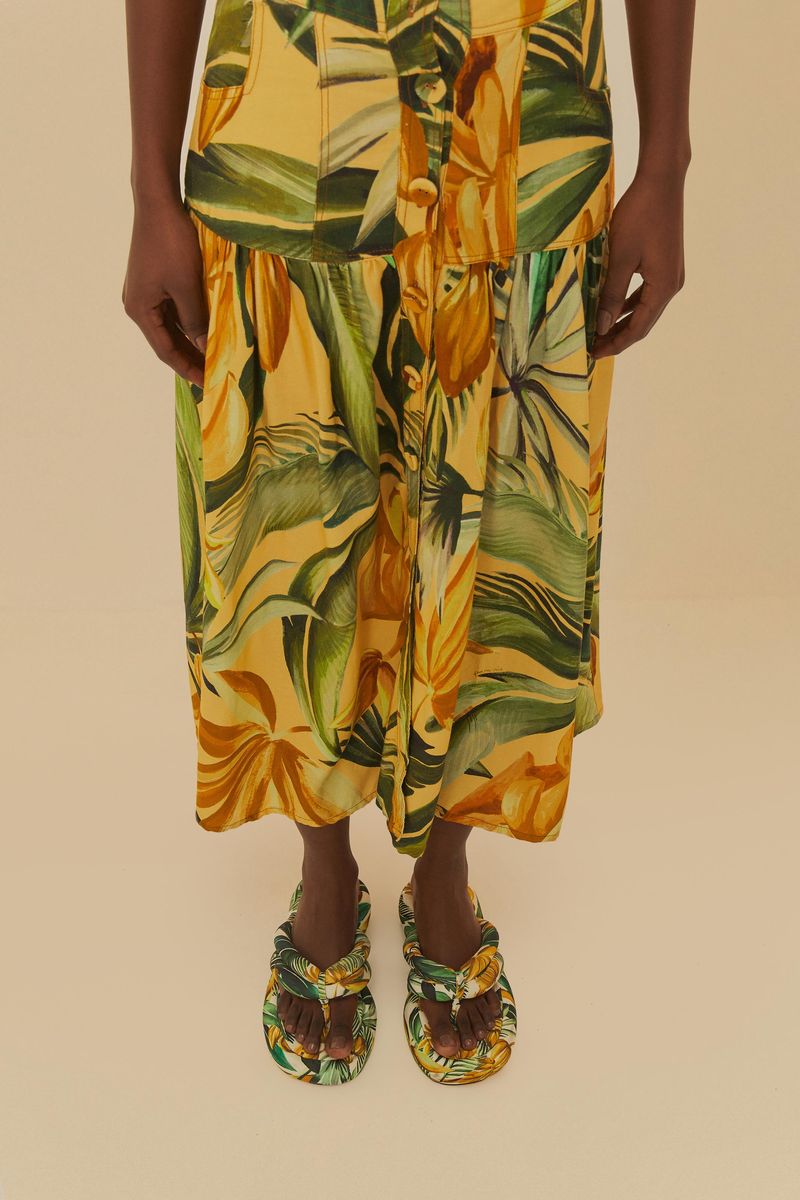 Vista diagonal del chinelo flatform con estampado tropical.