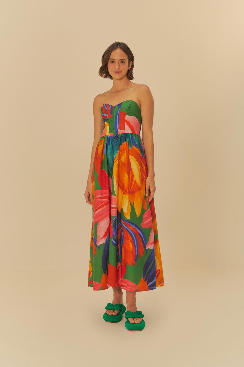 Vista-frontal-de-una-mujer-en-un-vestido-floral-vibrante-destacando-los-chinelos-flatform-verdes