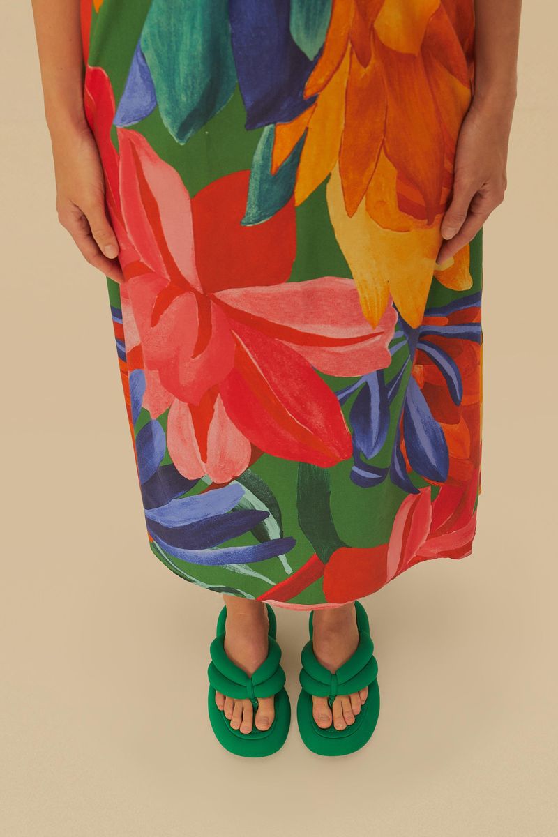 Detalle del vestido floral colorido, mostrando la textura y los colores vibrantes