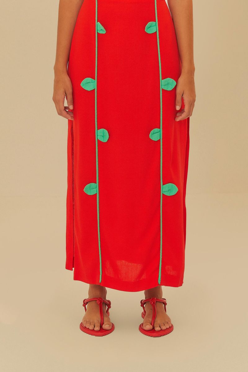 Vestido largo rojo con detalles en verde, combinado con sandalia plana.