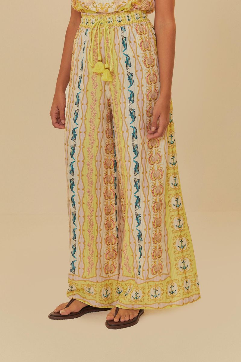 Detalle-del-pantalon-palazzo-con-estampado-vibrante-y-lazo-en-la-cintura.