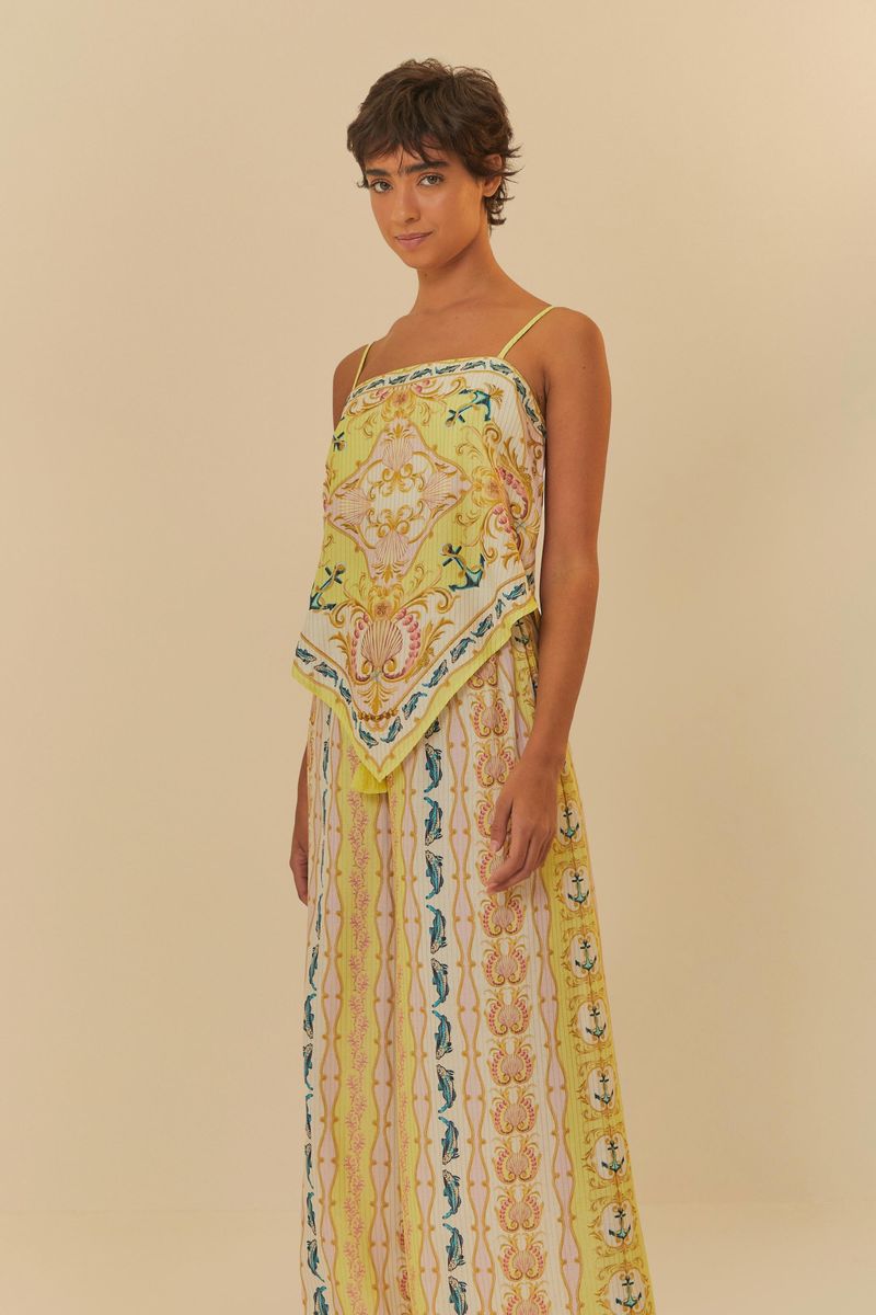 Vista-frontal-del-conjunto-de-pantalon-palazzo-y-top-estampado.