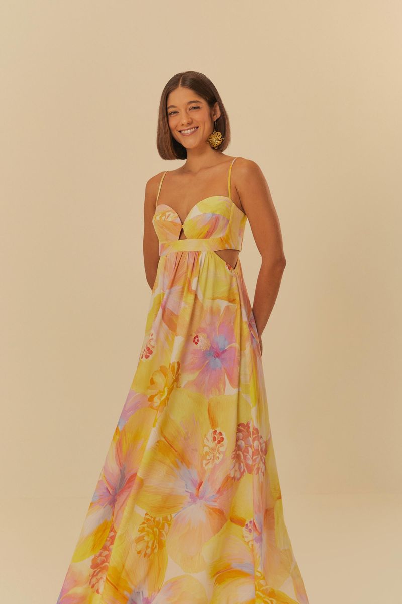 Vestido largo estampado con escote en forma de corazón y tiras finas ajustables, visto desde el frente.