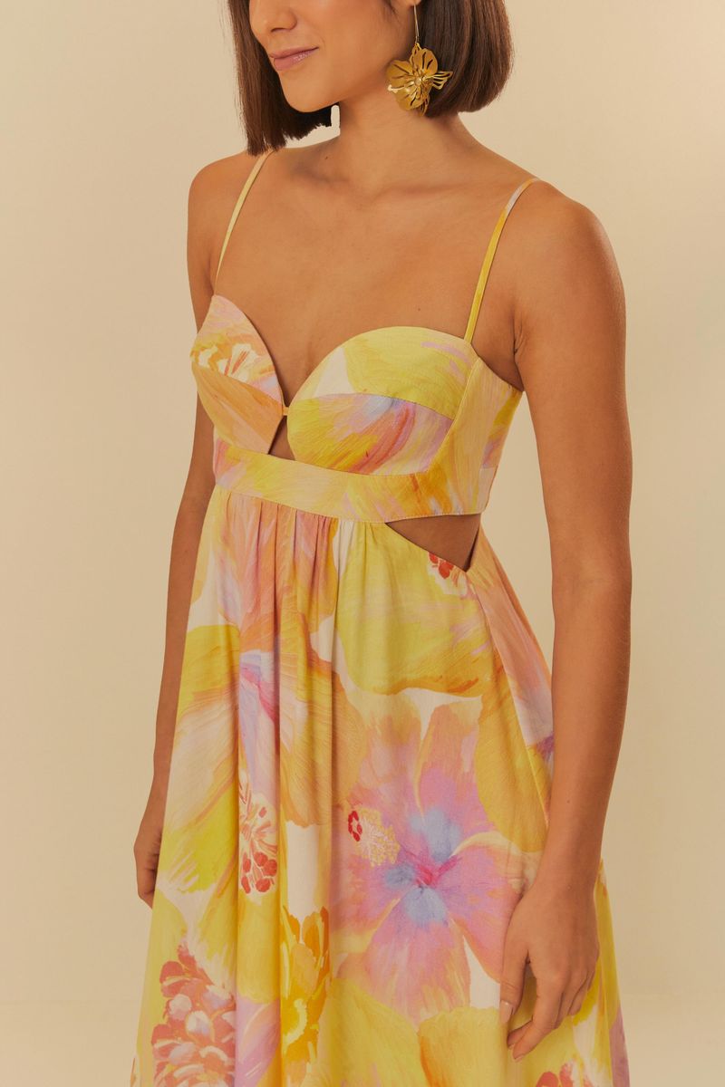 Vestido largo estampado con falda fluida y barra recta, visto desde atrás.