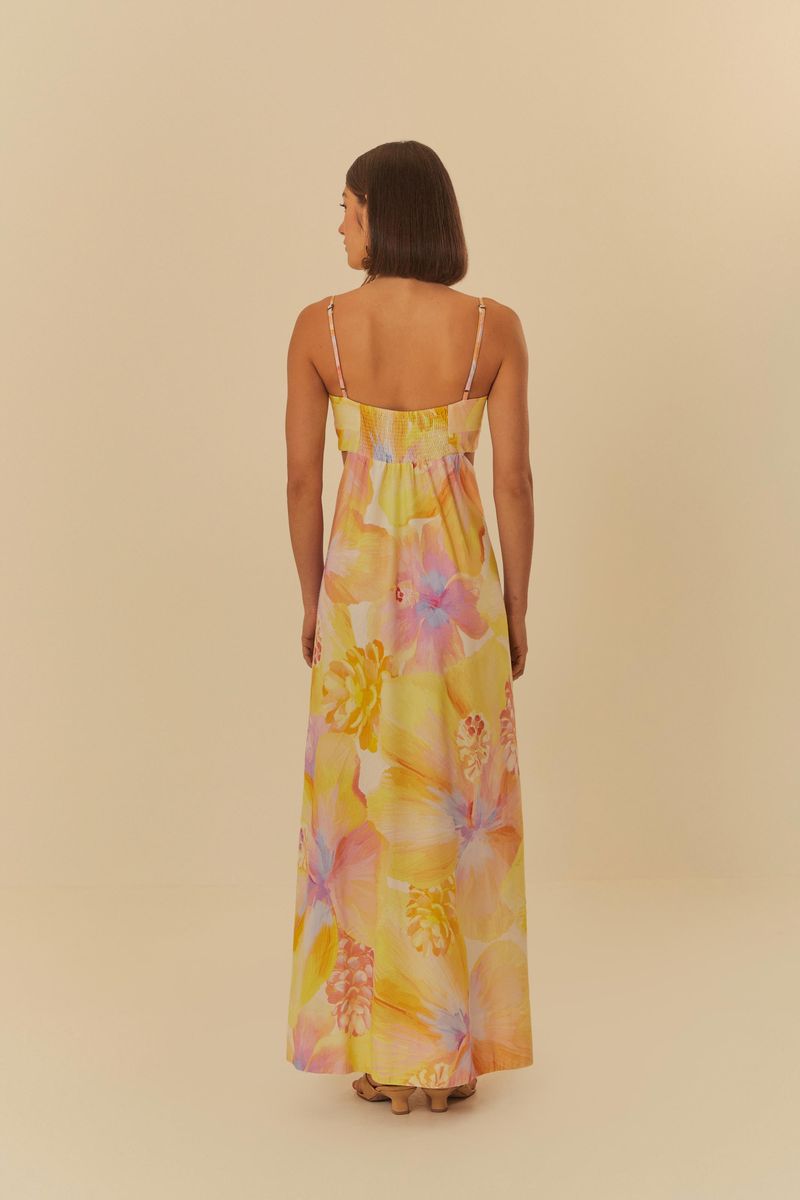Detalle del tejido estampado del vestido con diseño floral vibrante.