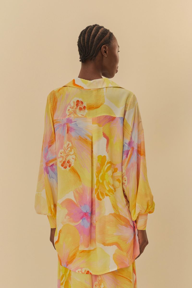 Vista trasera del kimono estampado con diseño tropical.