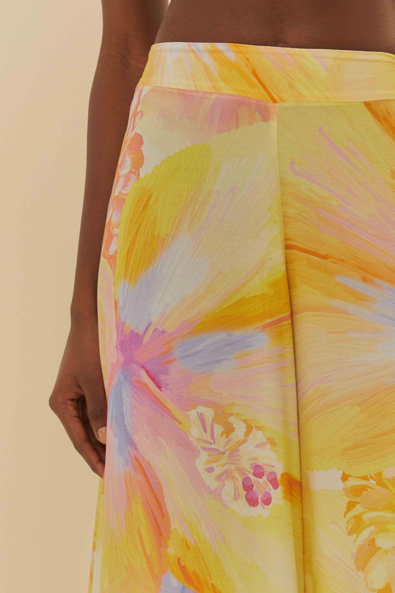 Detalle de la cintura alta ajustable del short estampado tropical.