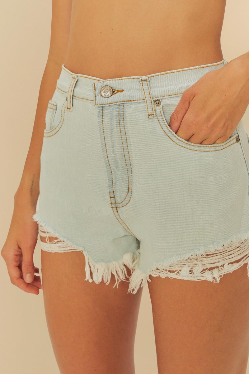 Vista frontal del short vaquero claro mostrando el diseño y los bolsillos.