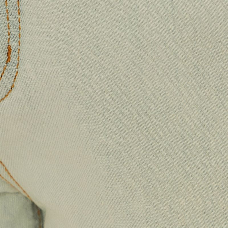 Detalle-del-cinto-del-short-vaquero-claro-con-boton.