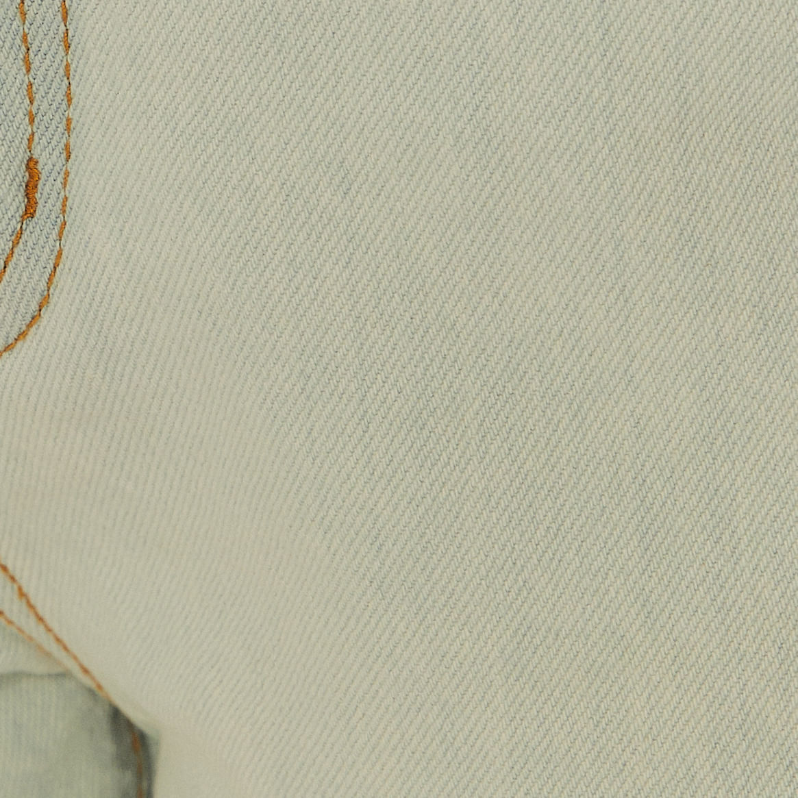Detalle-del-cinto-del-short-vaquero-claro-con-boton.