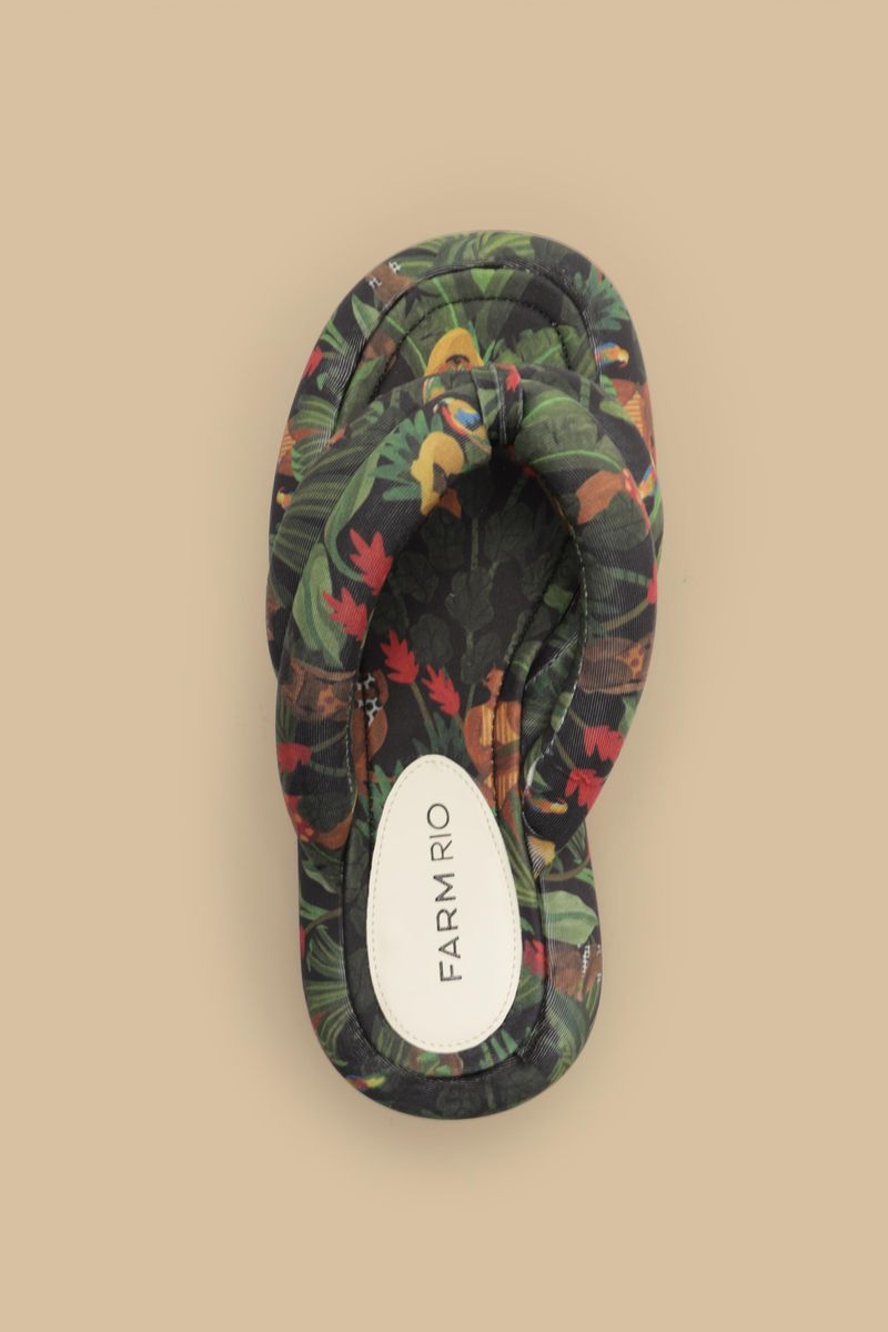 Vista lateral de las sandalias flatform con estampado tropical.
