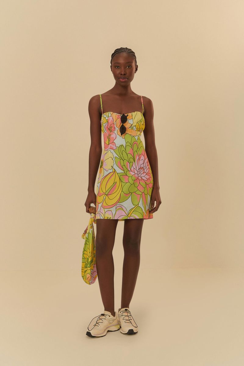 Vestido corto estampado con tirantes delgados, visto de frente.