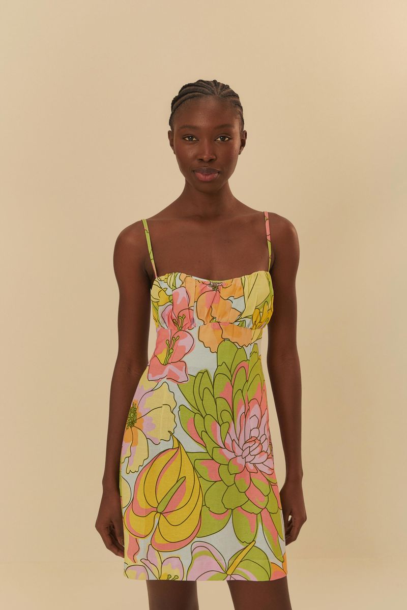 Vestido corto estampado con tirantes delgados, visto de espalda.