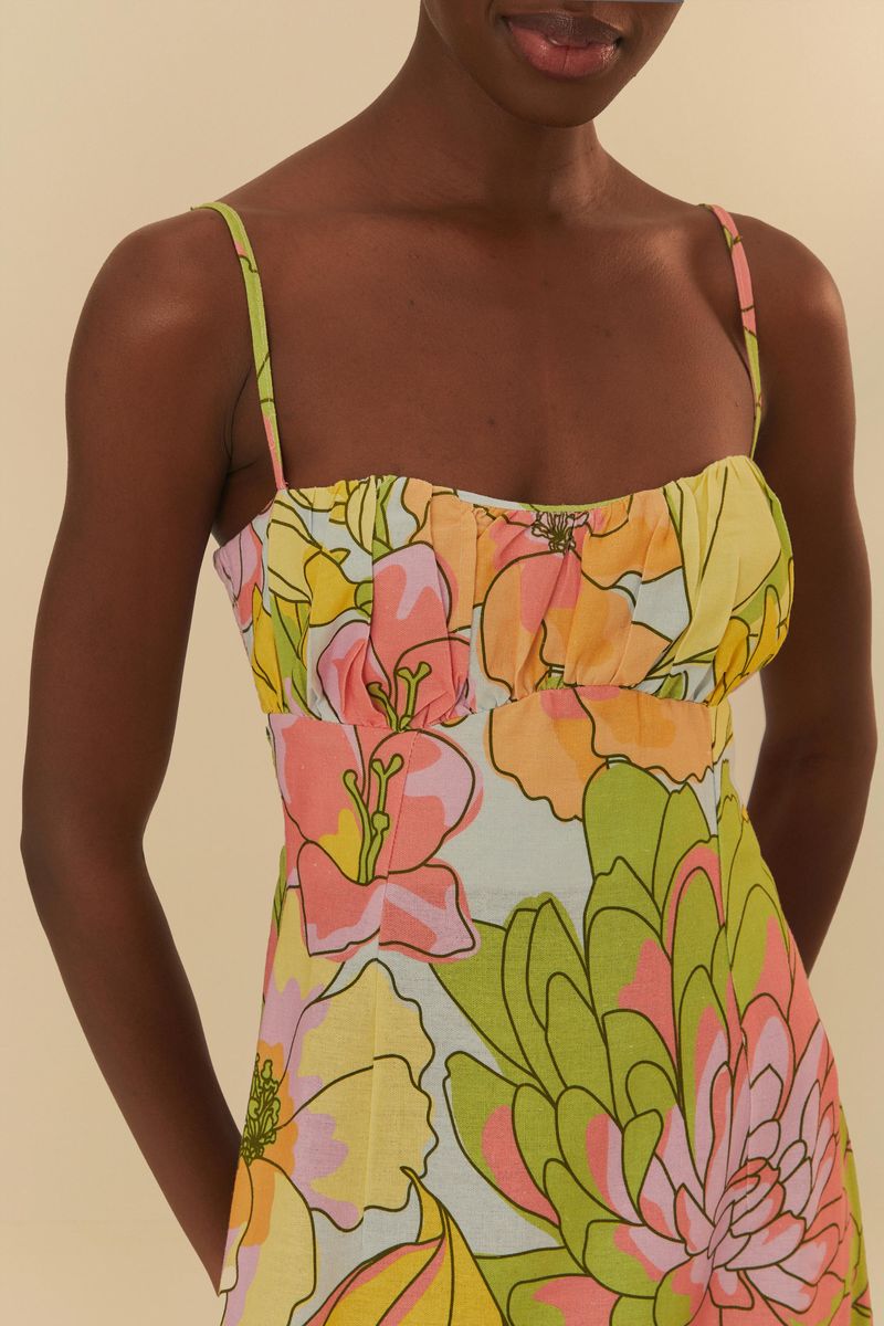 Detalle del escote y tirantes delgados del vestido corto estampado.