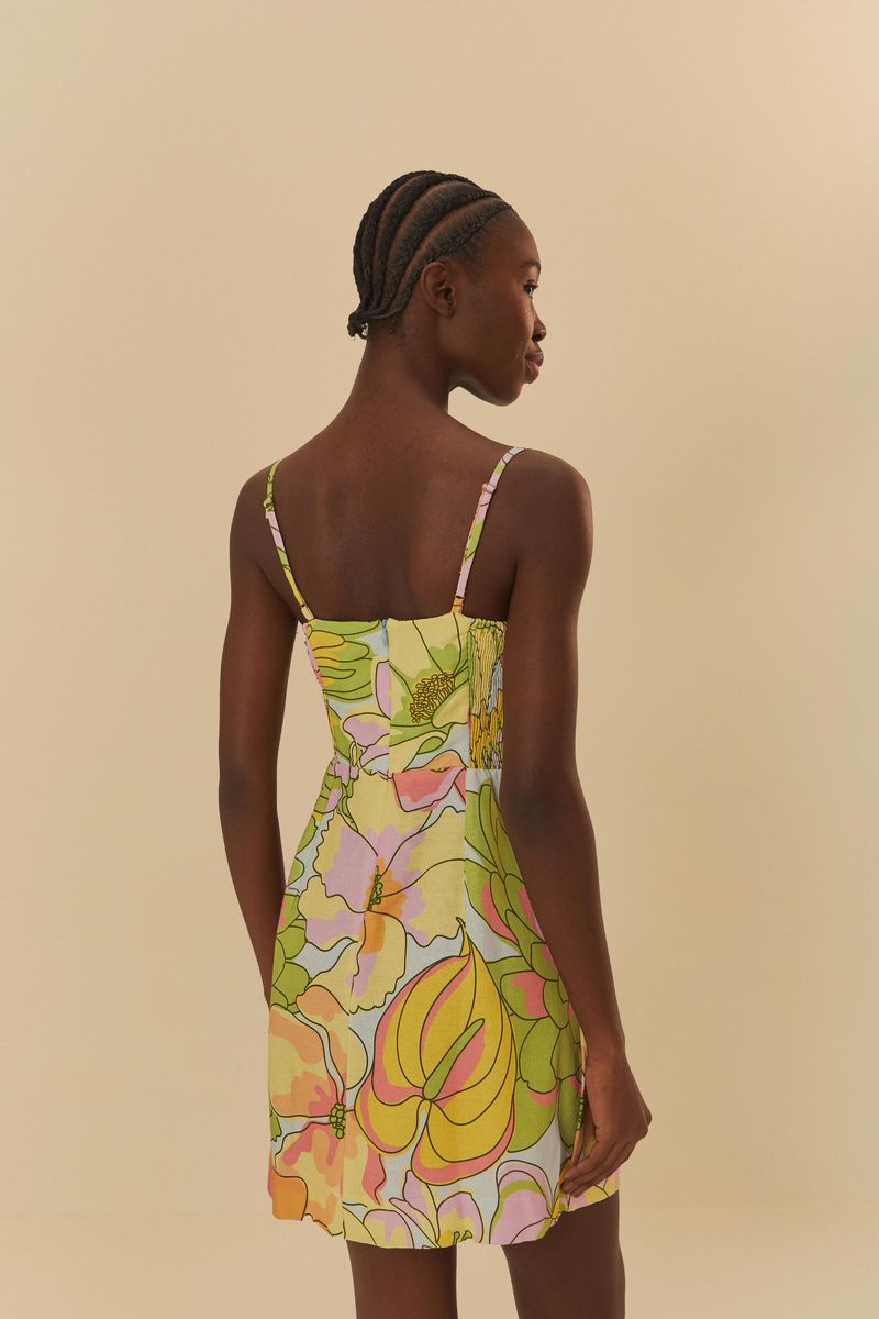 Vista lateral del vestido corto estampado mostrando el diseño floral.