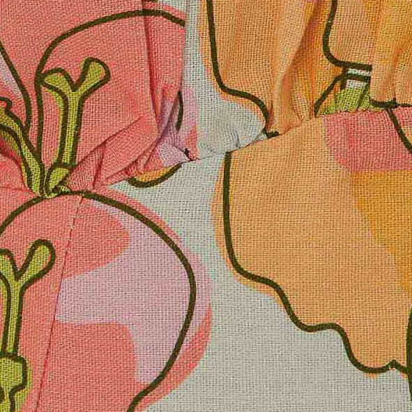 Close-up-del-diseño-floral-vibrante-del-vestido-corto-estampado.