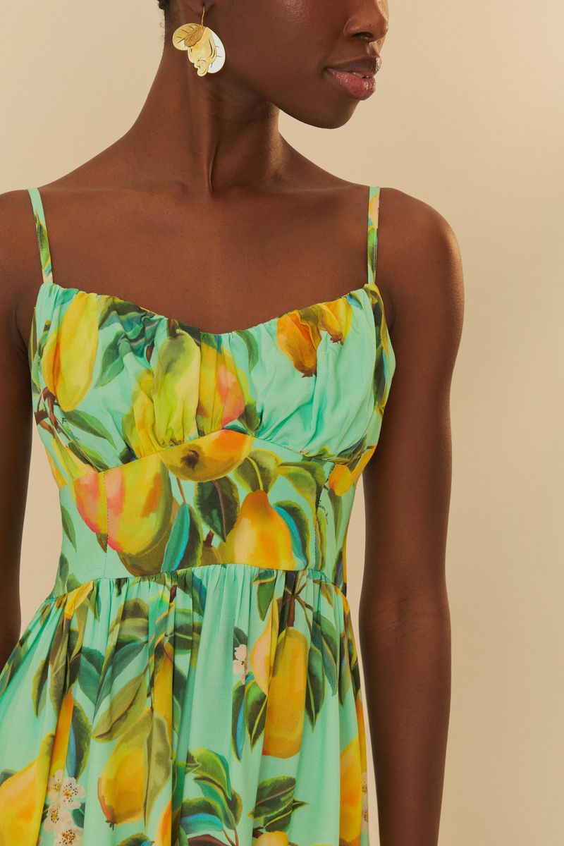 Detalle del escote en forma de corazón de la Blusa Pera Chic.