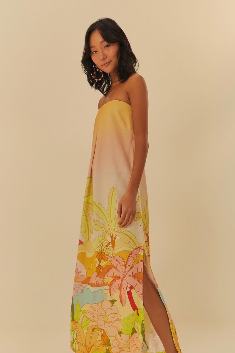 Vista-lateral-del-vestido-largo-estampado-con-abertura-lateral.